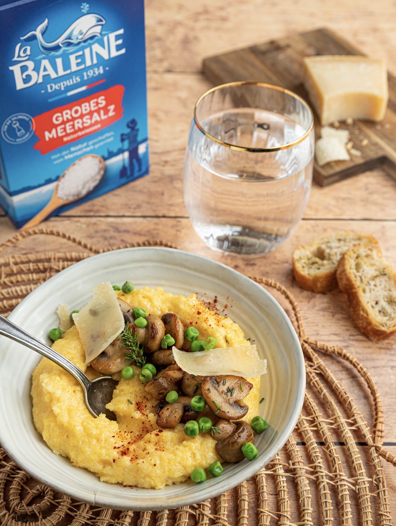 Cremige Polenta mit Parmesan, Pilzen und Erbsen