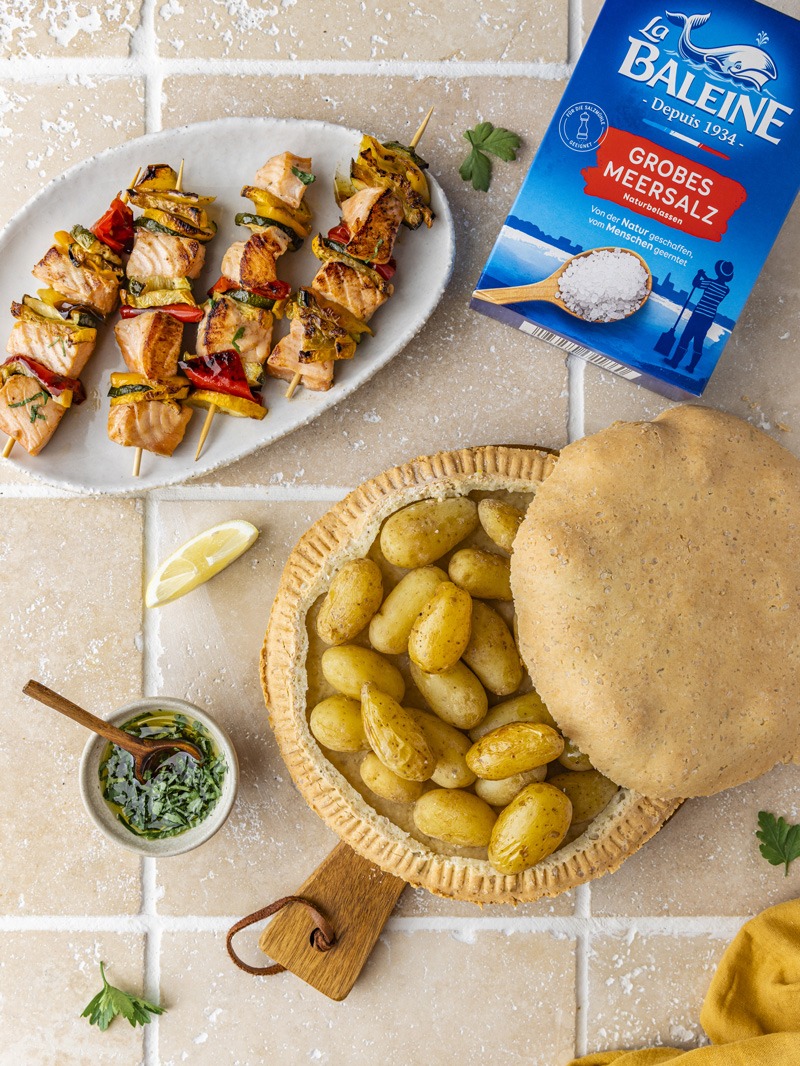 Kartoffeln in Salzkruste und Lachsspieße mit Gemüse